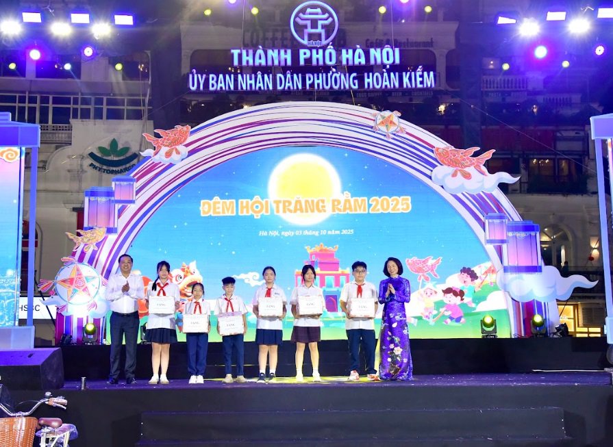 Phó Chủ tịch UBND TP Hà Nội Nguyễn Thu Hà tặng quà cho trẻ em nhân dịp Trung thu