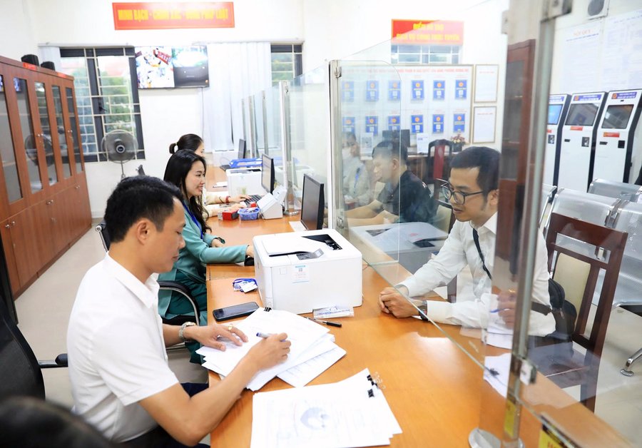 Giải quyết thủ tục hành chính cho người dân tại phường Dương Nội. Ảnh: Quang Thái