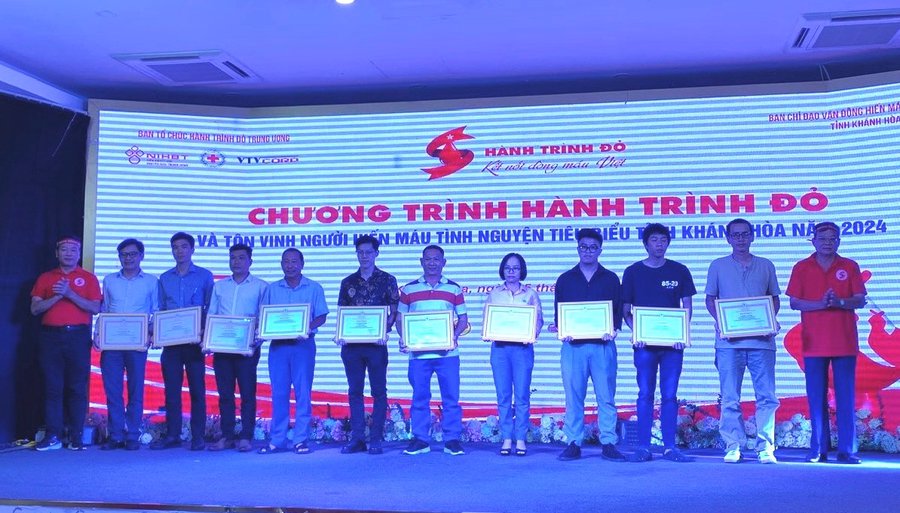Thầy giáo Nguyễn Duy Dũng là một trong những người được nhận Bằng khen có đóng góp hiến máu nhân đạo