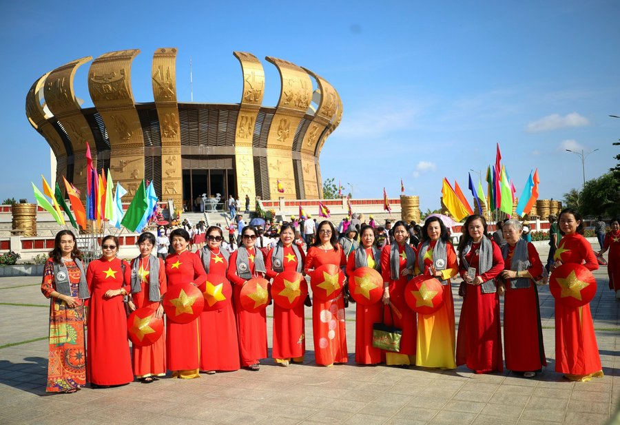 Khách tham quan Đền thờ Vua Hùng TP Cần Thơ