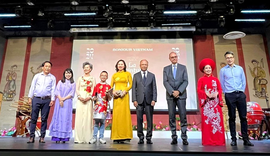 Bà Anoa (thứ 3 từ trái sang) tham dự sự kiện Bonjour Vietnam do Trung tâm văn hoá Việt Nam tại Pháp (CCV) hợp tác với Toucher Arts và Thương vụ Việt Nam tại Pháp tổ chức lần đầu tiên tại Trung tâm Văn hóa Việt Nam tại Pháp, 19 rue Albert, 75013 Paris