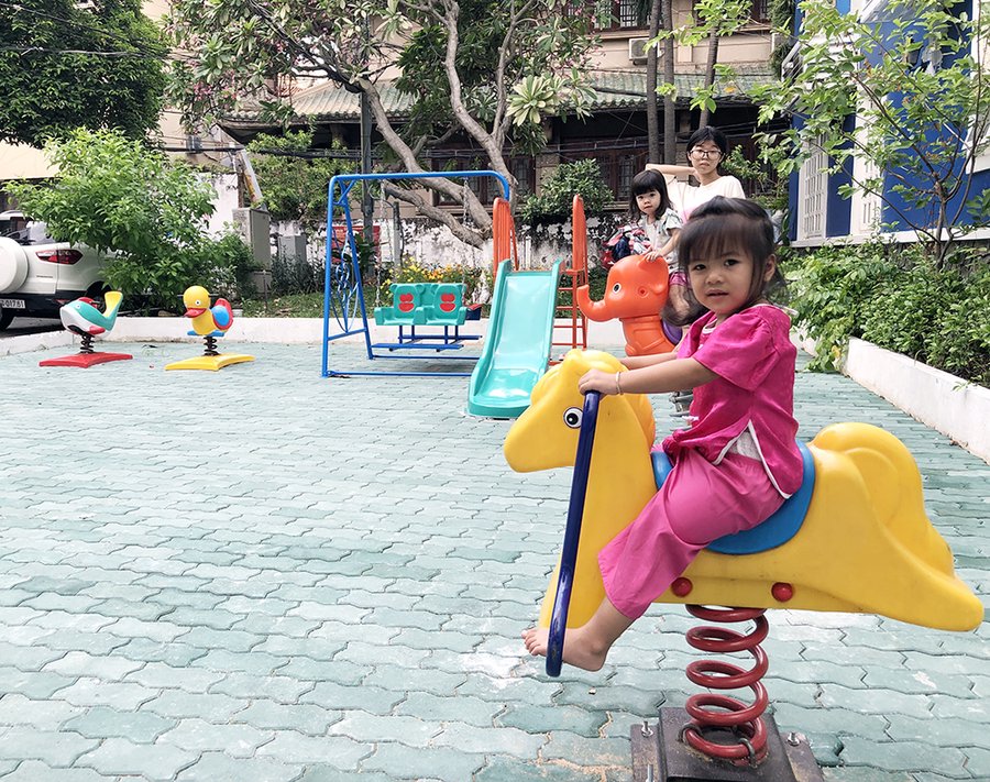 Con trẻ khu phố 1 hớn hở chơi đùa tại khuôn viên đã được cải tạo