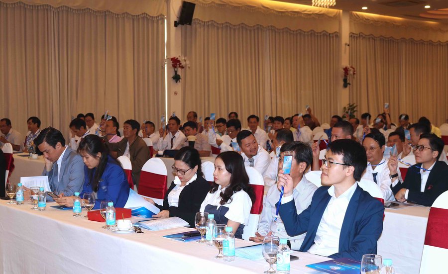 Các đại biểu thực hiện biểu quyết tạ Đại hội