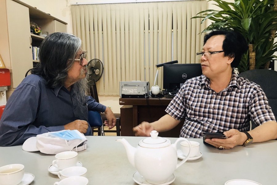 Nhà báo Lê Quang Vinh ( bên trái) và nhạc sĩ – nhà báo Tào Khánh Hưng – Phó Tổng biên tập Báo Xây dựng tác giả ca khúc “Về với Điện Biên”.