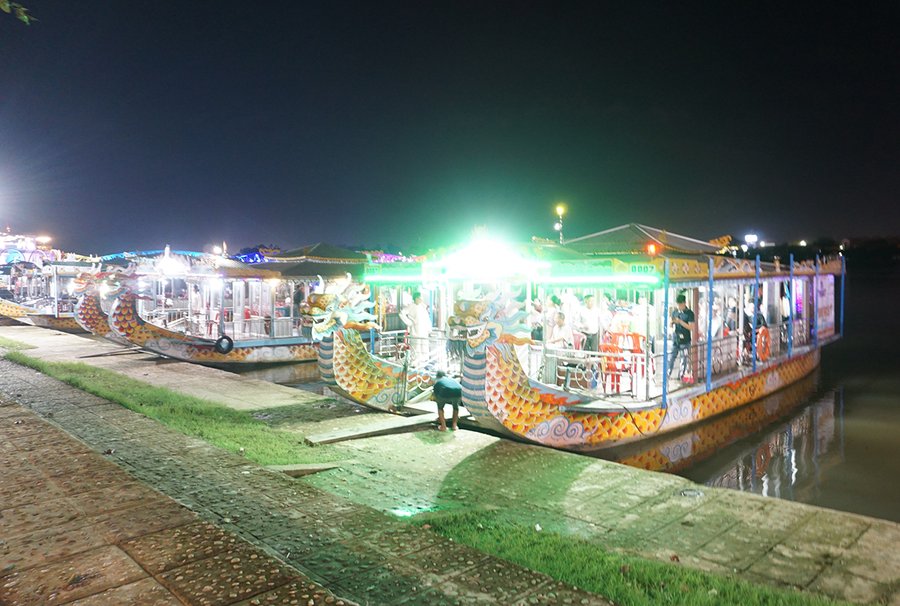 Các thuyền du lịch tổ chức tour Ca Huế trên sông Hương trước khi xuất bến ở Bến thuyền Tòa Khâm, TP Huế