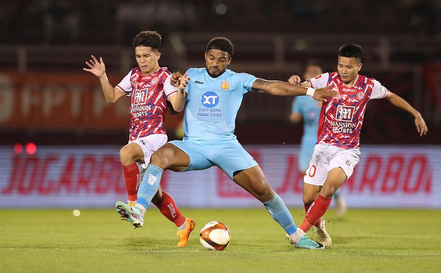 Rafaelson (giữa) đã ghi 27 bàn tại V.League mùa này