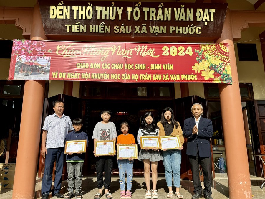 Trao quà và giấy khen cho con em học giỏi trong dòng họ