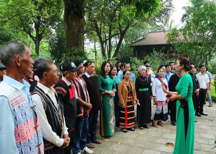 Những ngày này, người dân và du khách tụ về Khu di tích để được nghe những câu chuyện đầy xúc động về Người