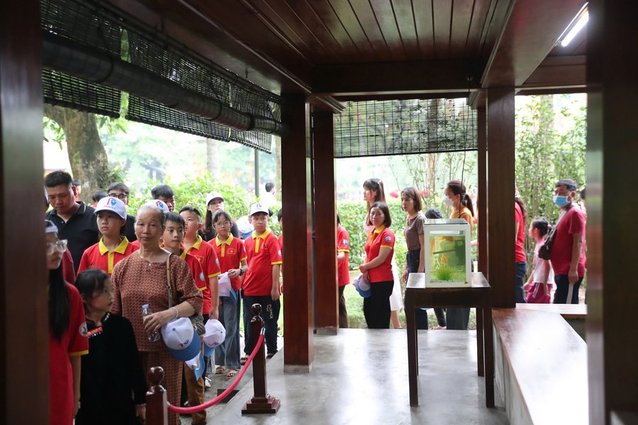 Người dân và du khách tham quan Nhà sàn tại Khu di tích