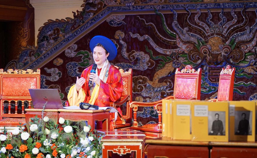Tác giả, diễn giả Amandine Dabat - hậu duệ đời thứ 5 của vua Hàm Nghi chia sẻ thông tin về cuốn sách