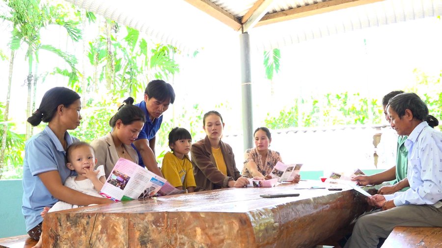Mô hình “Địa chỉ tin cậy cộng đồng” đến tận nhà tuyên truyền kiến thức pháp luật về phòng, chống bạo lực gia đình