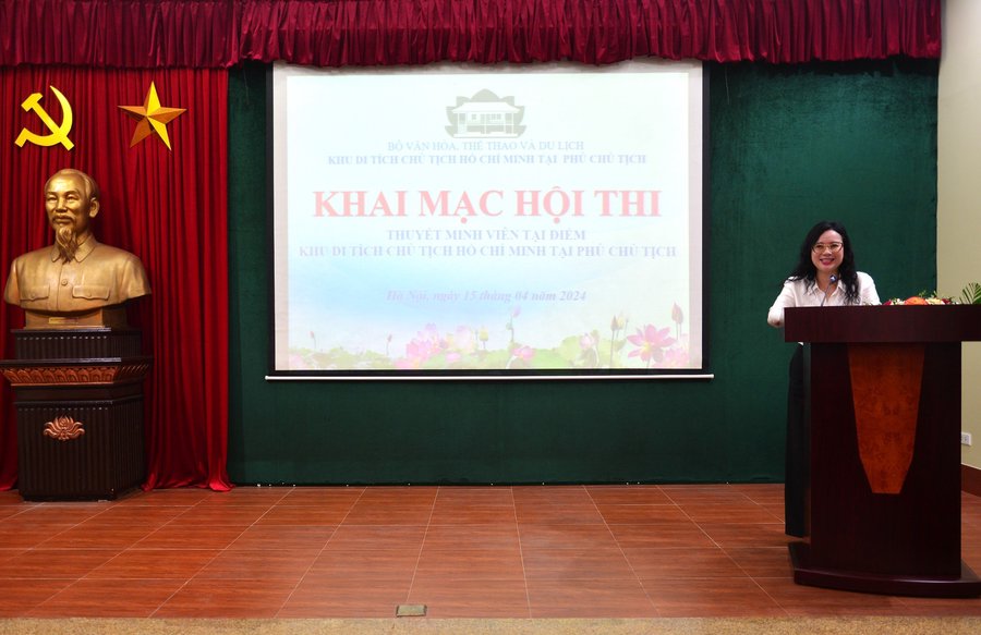 Bà Lê Thị Phượng, Giám đốc Khu Di tích Hồ Chí Minh tại Phủ Chủ tịch phát biểu khai mạc Hội thi