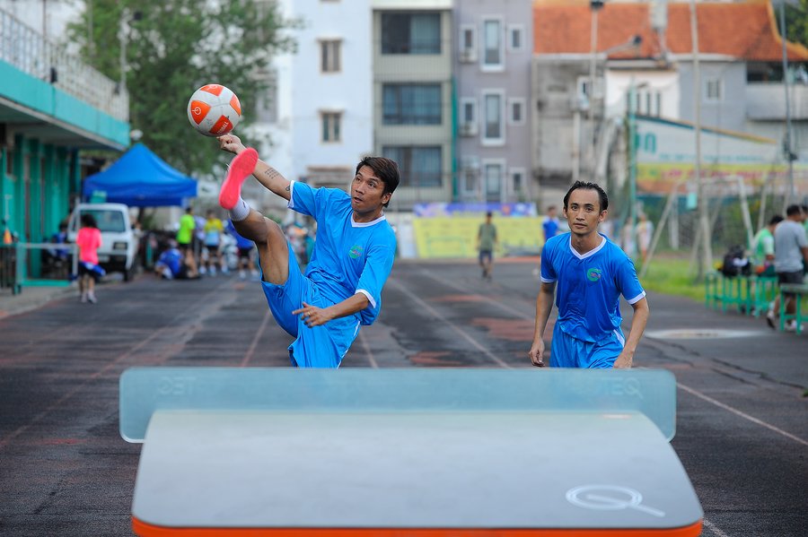 Teqball hấp dẫn nhờ sự kết hợp của nhiều môn thể thao như bóng đá, cầu mây, bóng bàn