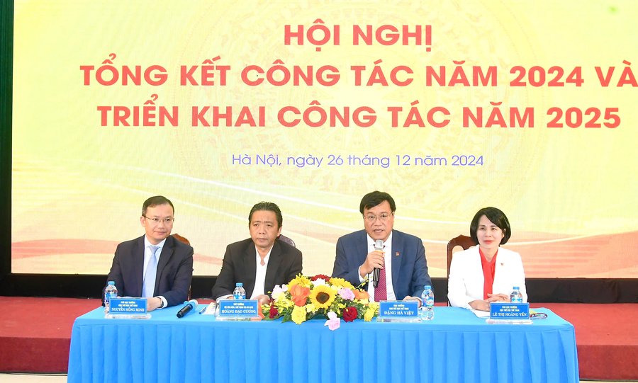 Thứ trưởng Hoàng Đạo Cương (thứ hai từ trái sang) và các lãnh đạo ngành TDTT chủ trì Hội nghị.