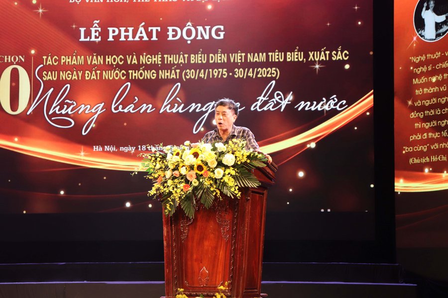 Nhà văn Nguyễn Bình Phương, Phó Chủ tịch Hội Nhà văn Việt Nam phát biểu tại buổi lễ