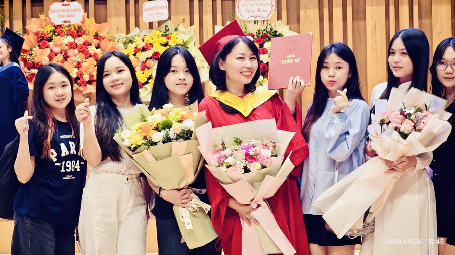 Các học trò của NSND Phạm Trà My chúc mừng chị đón nhận bằng Tiến sĩ