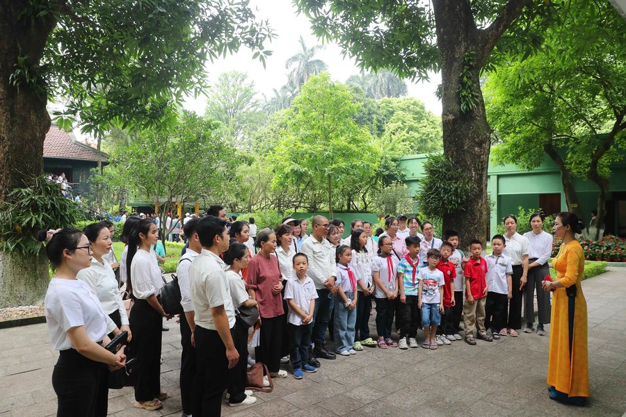 Từ sáng sớm ngày 19.5, nhiều người dân mang hoa và bánh sinh nhật đến Nhà 67 nhân dịp sinh nhật BácĐông đảo nhân dân nghe thuyết minh tại Di tích lịch sử Nhà 67