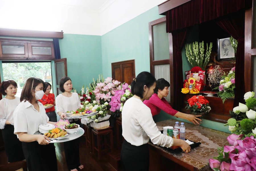Cán bộ, nhân viên Phòng Bảo quản, Môi trường di tích chuẩn bị các nguyên liệu làm cơm, dâng cỗ mặn, kết hoa, bày quả đảm bảo không gian ấm cúng, trang trọng, tôn nghiêm trong ngày sinh của Bác 19.5.2024