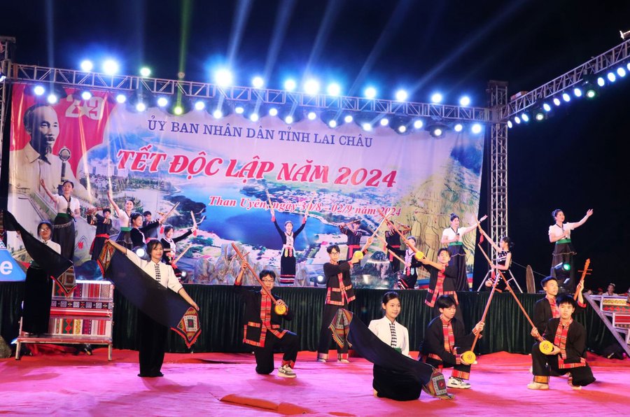 Chương trình góp phần bảo tồn, phát huy bản sắc văn hóa truyền thống tốt đẹp các dân tộc gắn với phát triển du lịch trên địa bàn Lai Châu. Ảnh: Kim Anh - Nguyễn Chanh