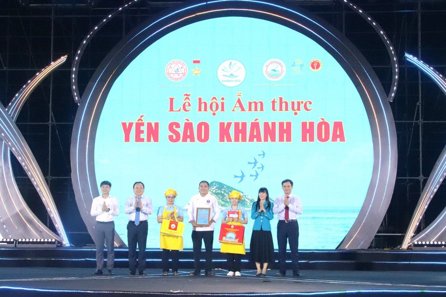 Giải Đặc biệt được trao cho Đội thi đến từ Chi nhánh Công ty Yến sào Khánh Hòa tại TP.HCM
