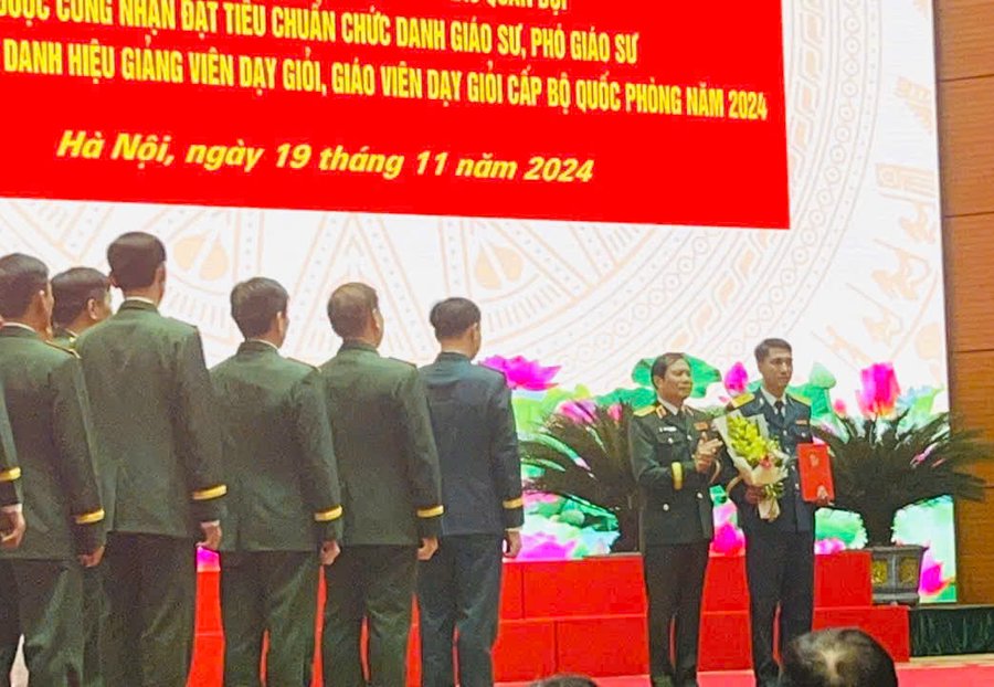 Năm 2024, anh vinh dự được tặng Danh hiệu Chiến sĩ thi đua cấp toàn quân và được Bộ Giáo dục - Đào tạo tuyên dương nhà giáo tiêu biểu năm 2024, đồng thời nhận danh hiệu Nhà giáo giỏi cấp Bộ Quốc phòng
