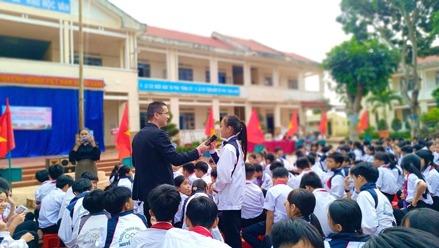 Các em học sinh trường THCS Nguyễn Khuyến (huyện Chư Sê) trả lời câu hỏi của nhà diễn giả Nguyễn Quốc Vương trong chương trình giao lưu “Đọc sách trong nhà trường” tại khuôn viên nhà trường