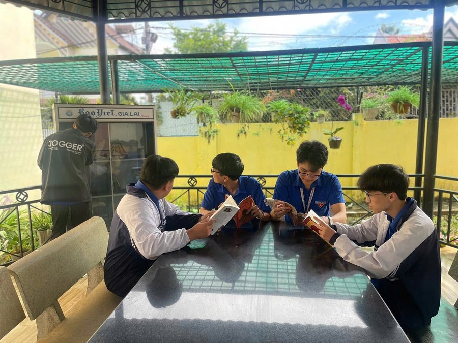 Các em học sinh Trường THPT Hoàng Hoa Thám (TP.Pleiku) tại tủ sách được các Mạnh thường quân tặng cho nhà trường