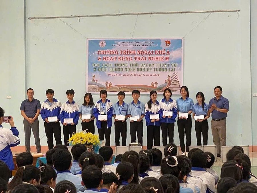 Các em học sinh có hoàn cảnh khó khăn nhận học bổng và sách từ các nhà tài trợ