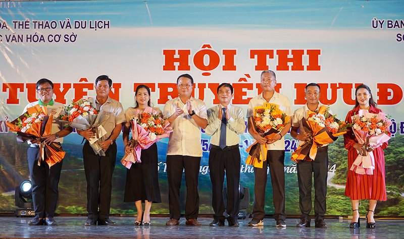Đại diện lãnh đạo Sở VHTT Quảng Bình và huyện Bố Trạch tặng hoa các đoàn tham gia hội thi