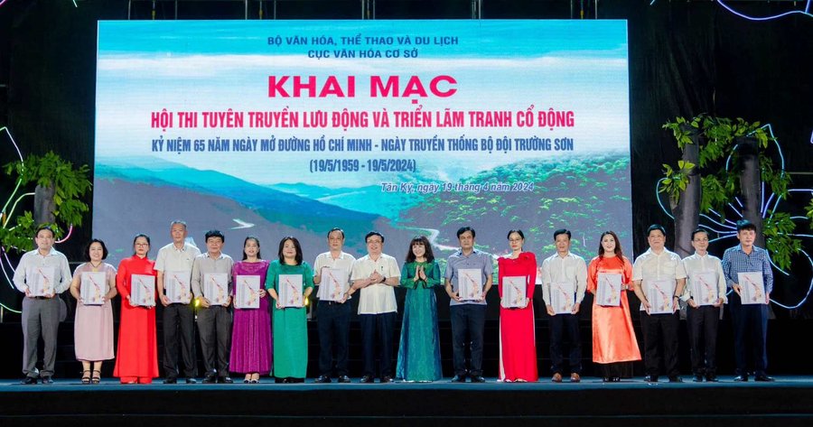 Lãnh đạo Cục Văn hóa cơ sở và tỉnh Nghệ An trao lệnh xuất quân cho các đội tuyên truyền lưu động.