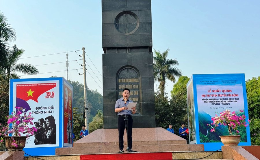 Phó cục trưởng Cục Văn hóa cơ sở Nguyễn Quốc Huy phát biểu tại lễ xuất quân tuyên truyền Kỷ niệm 65 năm Ngày mở đường Hồ Chí Minh- Ngày truyền thống Bộ đội Trường Sơn
