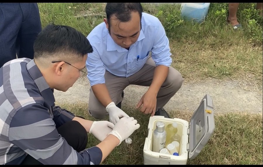 Cơ quan chức năng tiến hành lấy mẫu tìm nguyên nhân khiến tôm chết hàng loạt. ảnh N.A