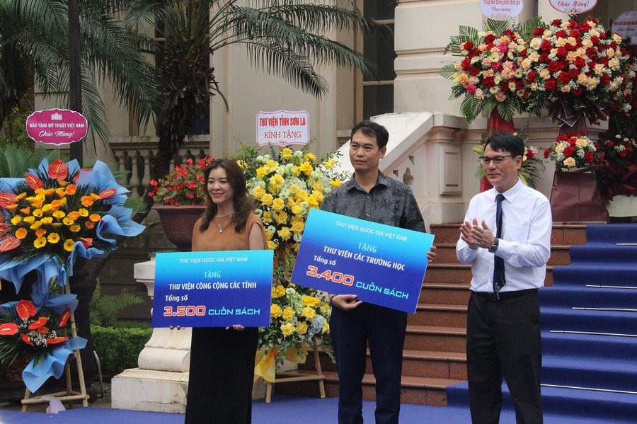 Trao tặng sách cho các thư viện thụ hưởng