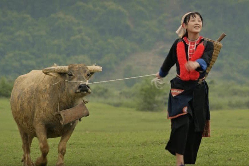 Trang phục nữ chính trong phim bị cho là sai lệch với thực tế. Ảnh chụp màn hình