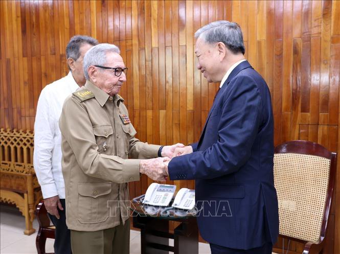 Tổng Bí thư, Chủ tịch nước Tô Lâm gặp Lãnh tụ Cách mạng Cuba, Đại tướng Raúl Castro Ruz. Ảnh: Lâm Khánh/TTXVN
