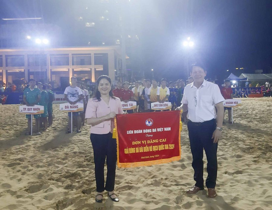 Phó Tổng thư ký Liên đoàn Bóng đá Việt Nam Nguyễn Thanh Hà tặng cờ đơn vị đăng cho lãnh đạo Sở VHTT Bình Định