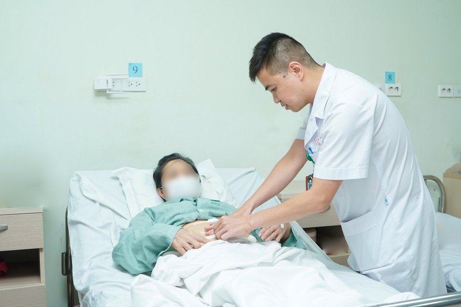 Ths.BsNT Nguyễn Quốc Đạt - Khoa Phẫu thuật tiêu hóa (Bệnh viện E) khám cho bệnh nhân sau phẫu thuật nội soi