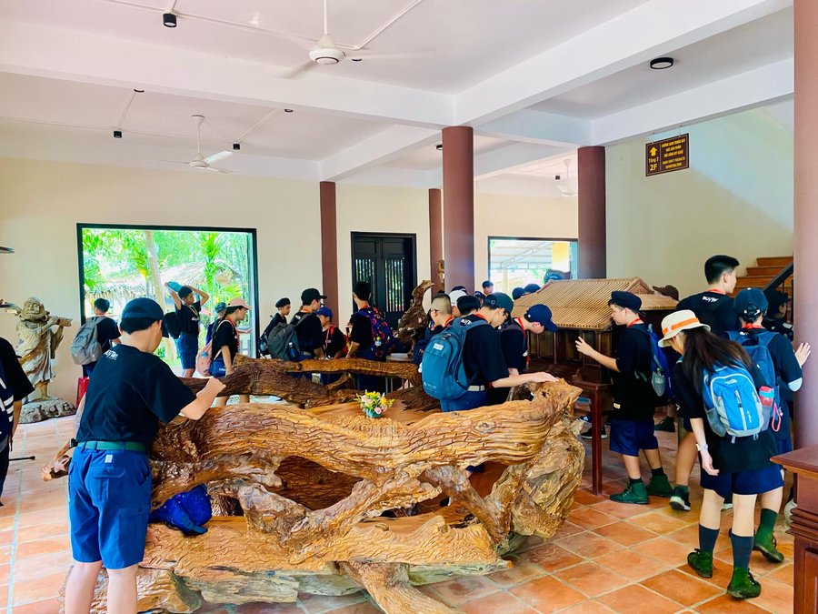 Du khách tham quan làng mộc Kim Bồng- Hội An