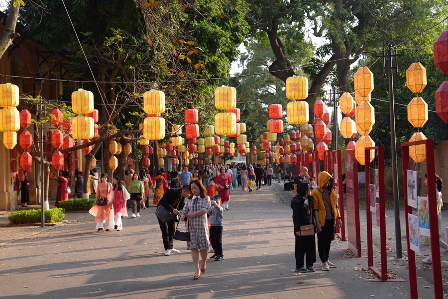 Hoàng thành Thăng Long thu hút hàng vạn du khách dịp Xuân Giáp Thìn - Anh 7