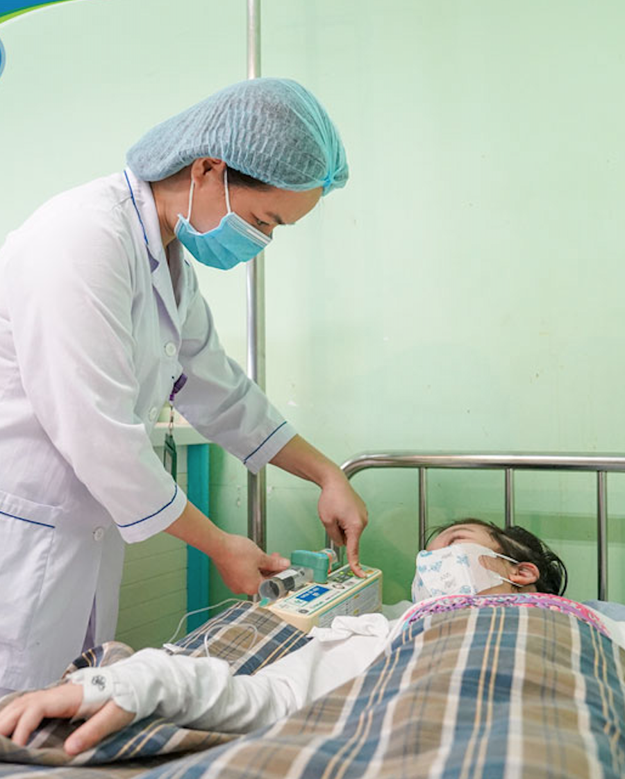 Bé gái bị chấn thương thận nặng vì trượt cầu thang - Anh 1