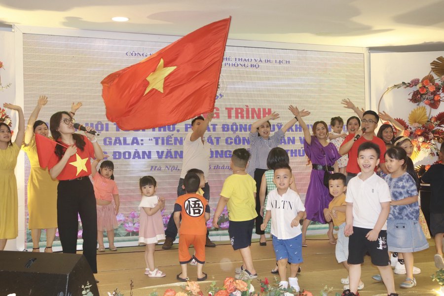 Phát động Quỹ khuyến học Văn phòng Bộ VHTTDL - Anh 11