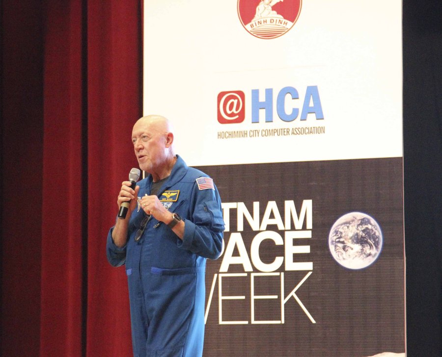 Trò chuyện cùng phi hành gia NASA - Anh 2