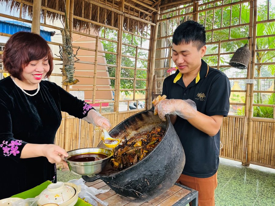 Hấp dẫn món cá kho vùi trấu - Anh 4