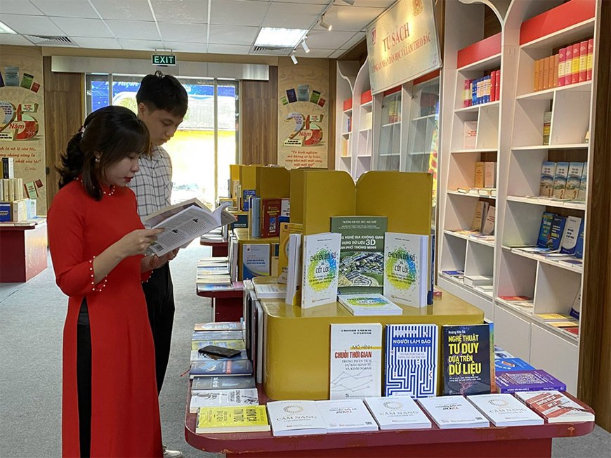 Trưng bày các ấn phẩm chuyển đổi số - Anh 2