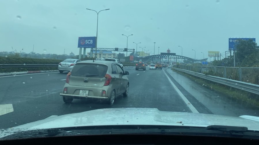 Dòng phương tiện ùn ùn đổ về Thủ đô sau Tết