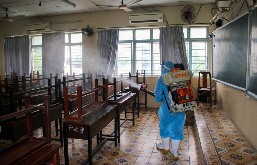 Trong tháng 12, nhiều địa phương mở cửa trường - Anh 1