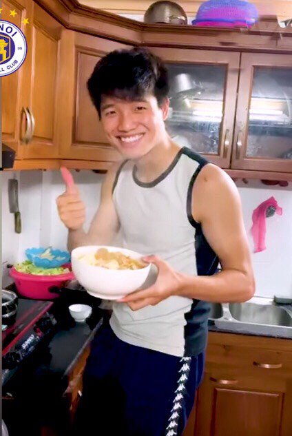 Thủ môn Phí Minh Long trổ tài nấu ăn - Anh 1