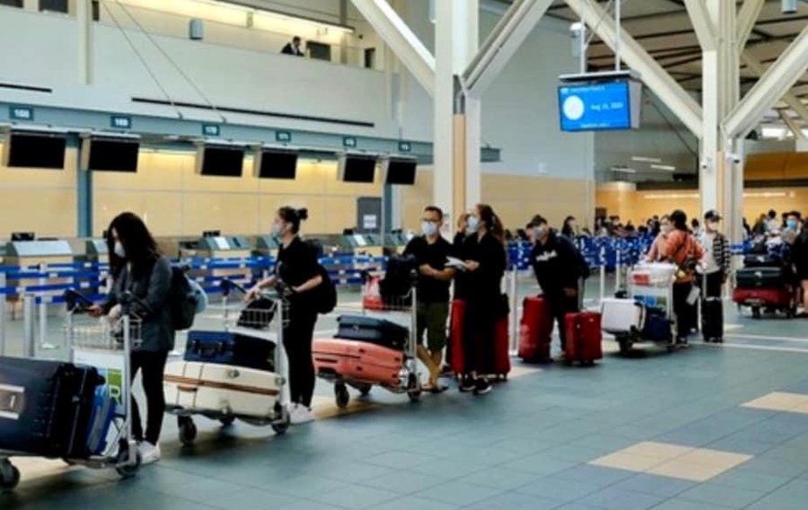 Thêm 340 công dân Việt Nam từ Canada về nước an toàn - Anh 1