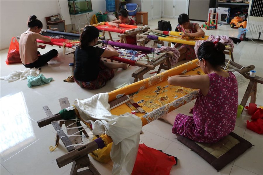 Ngôi làng duy nhất giữ gìn nghề thêu long bào ở Hà Nội - Anh 2