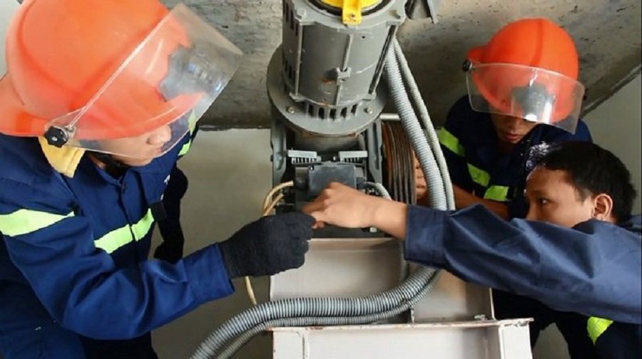 Phá cửa cứu nữ nhân viên bị mắc kẹt trong thang máy - Anh 1